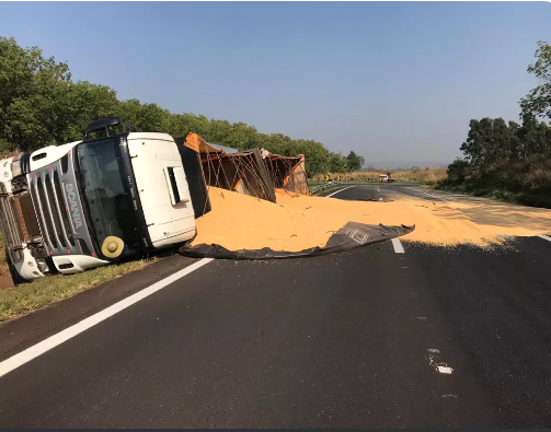 Imagem de compartilhamento para o artigo Caminhão tomba e motorista tem carga de milho furtada em Coxim da MS Todo dia